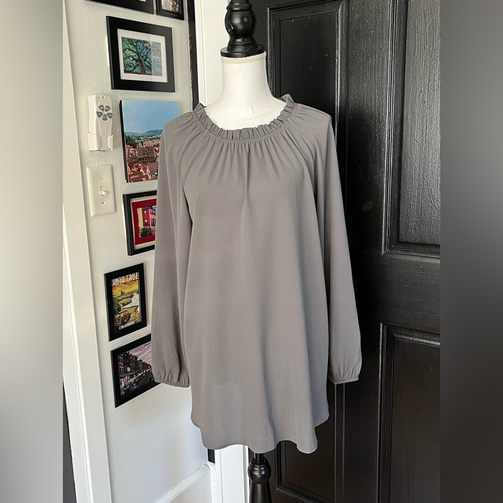 Betsey’s Boutique Shop Gray Tunic Small